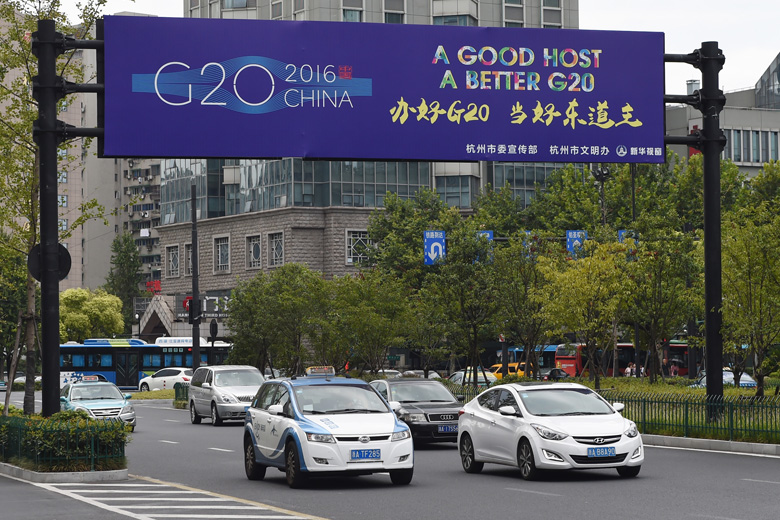 Eine Szene aus dem Straßenverkehr in Hangzhou..jpg