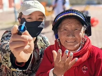 和老人一起“变美”：格西王姆给老人涂指甲油，带着她们尝试新鲜事物.jpg
