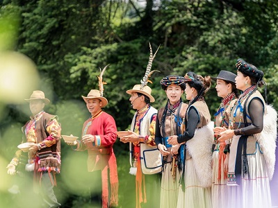 普米族群众在文艺演出环节演唱普米族敬酒歌.jpg