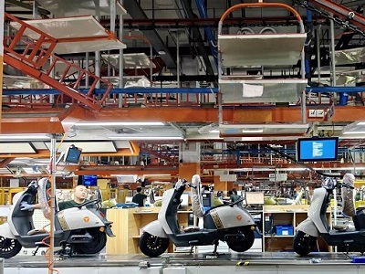 图为9月16日在江苏无锡锡山区电动车产业园内的雅迪科技集团无锡基地拍摄的电动车生产线。图本刊记者 赵飘.jpg