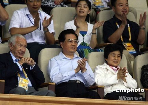 Hu Jintao schaut sich dem Volleyball-Wettkampf an