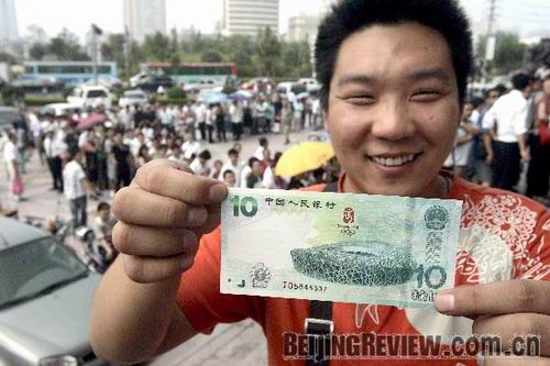 Glück gehabt: Ein Sammler aus Zhengzhou in der Provinz Henan konnte eine der begehrten Olympia-Banknoten ergattern.      
