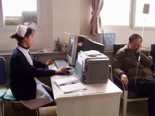 ein Patient in einer Medizinstation im Wohnviertel Baiwanzhuang
