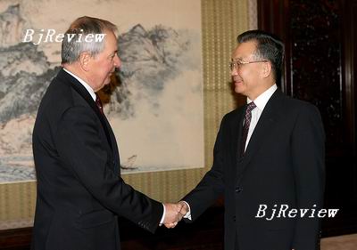 Der chinesische Ministerpräsident Wen Jiabao und Klaus Töpfer, der ehemalige Direktor des UN-Umweltprogramms und derzeitige stellvertretende Vorsitzende des CCICED. 