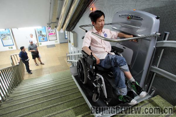 Behindertengerechter Aufzug in U-Bahn-Station
