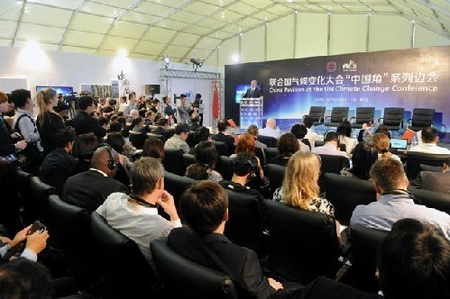 China will seine Klimaziele weiter voranbringen. Nun wurde angekündigt, dass die Ziele zur Bewältigung des Klimawandels nach dem Jahr 2020 bereits sechs Monate früher als zuvor geplant veröffentlicht werden. Auch die Unterstützung anderer Entwicklungsländer soll ausgeweitet werden. China will seine Klimaziele weiter voranbringen. Nun wurde angekündigt, dass die Ziele zur Bewältigung des Klimawandels nach dem Jahr 2020 bereits sechs Monate früher als zuvor geplant veröffentlicht werden. Auch die Unterstützung anderer Entwicklungsländer soll ausgeweitet werden.